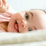 Bébé souriant – séances de magnétisme pour bébés et enfants